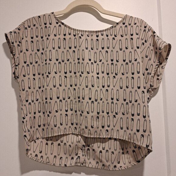 Divided Cute cropped top with safety pin pattern - Picture 1 of 4